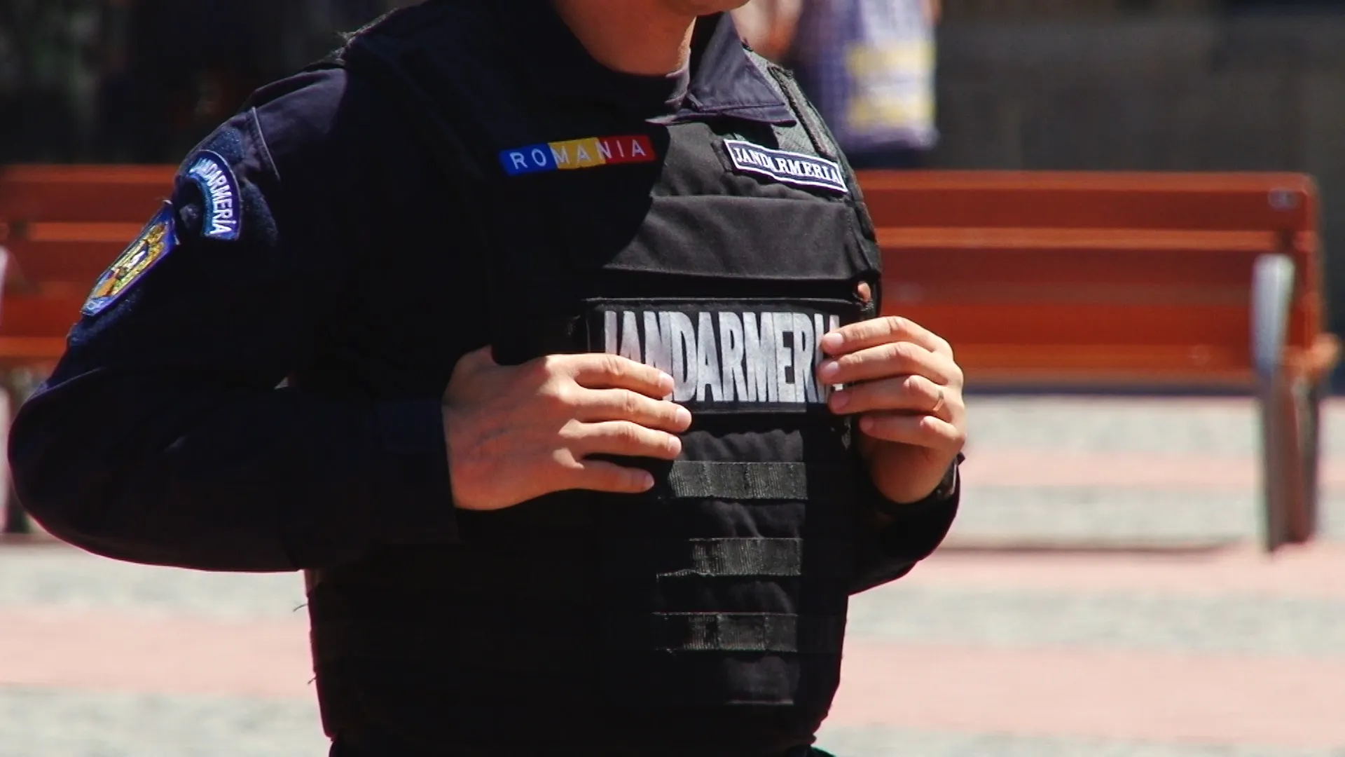 Poliţiştii şi jandarmii ameninţă cu PROTESTE. De ce sunt nemulţumiţi