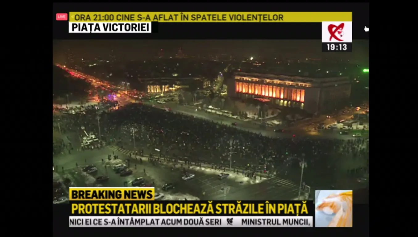 A treia zi de proteste în Bucureşti: 100.000 de români au ieşit, joi, în Piaţa Victoriei