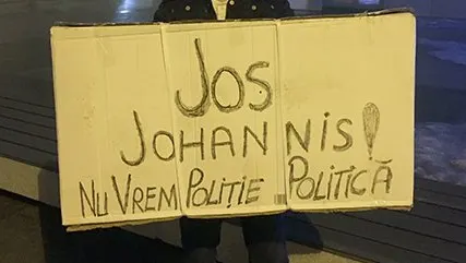 A 9-a zi de proteste la Cotroceni. Oamenii au scandat lozici împotriva preşedintelui Iohannis