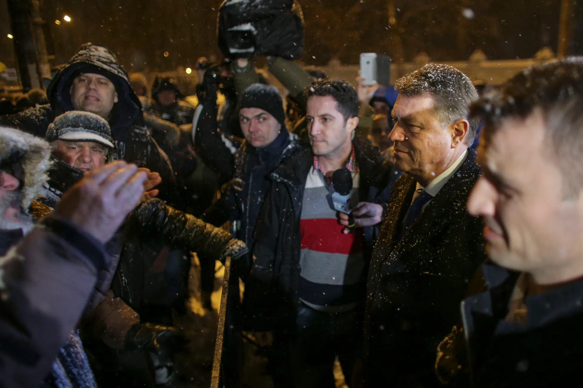 PROTEST la Cotroceni. Iohannis a mers să discute cu susținătorii Guvernului, dar au refuzat dialogul