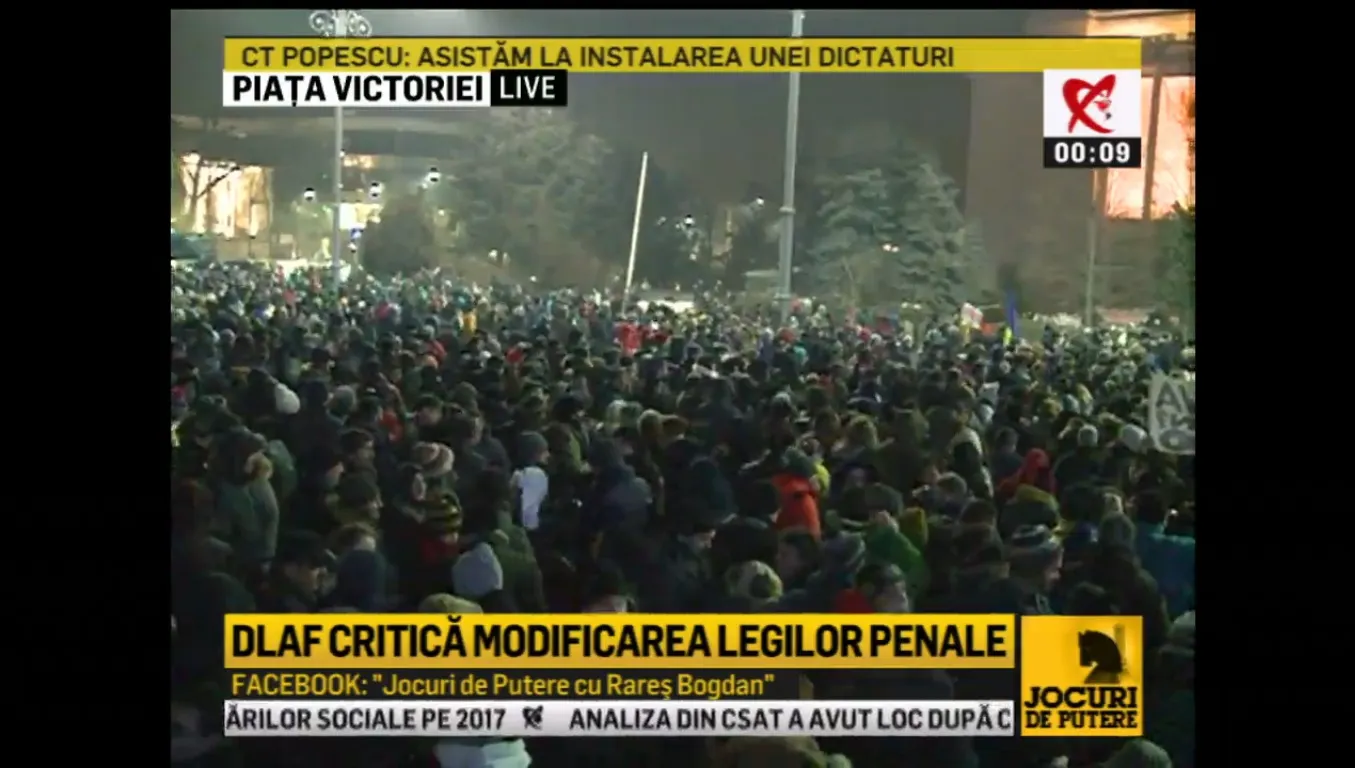 Peste 20.000 de oameni au protestat în faţa Guvernului, marţi seară