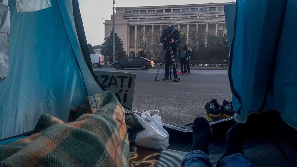 Şi-au instalat cortul şi au dormit în Piaţa Victoriei: "Nu mă simt în siguranţa acasă..."