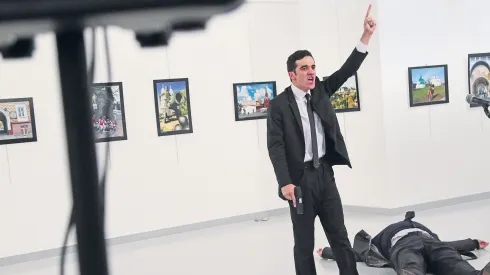 Ce s-a întâmplat cu fotograful care a surprins poza cu asasinul ambasadorului rus în Turcia