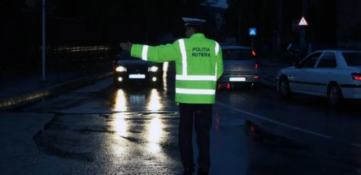 Un Mercedes circula cu farurile stinse prin Bucureşti. Poliţiştii, UIMIŢI de cine era la volan