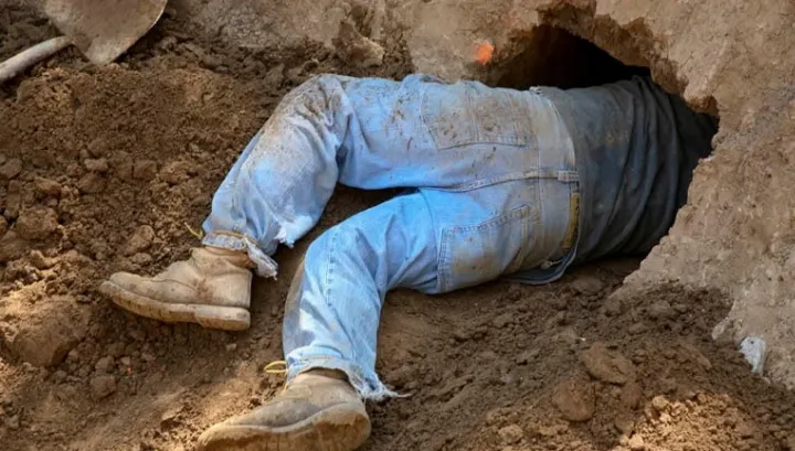 A început să-şi renoveze casa, dar, când a dărâmat un perete, a îngheţat! În spatele lui era...