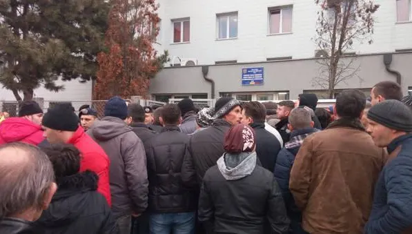 Scandal la Înmatriculări Auto. Au intervenit jandarmii, după cozi uriașe de la miezul nopții