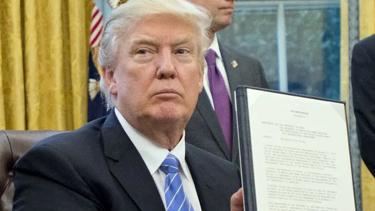 Trump, în război cu serviciile de informații ale SUA. Acuzații dure, după scandalul Flynn
