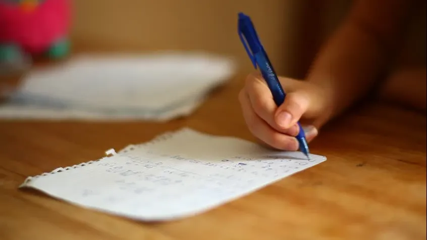 O fetiță a sunat la Poliție s-o ajute cu tema la matematică. Polițiștii au ajutat-o, dar greșit
