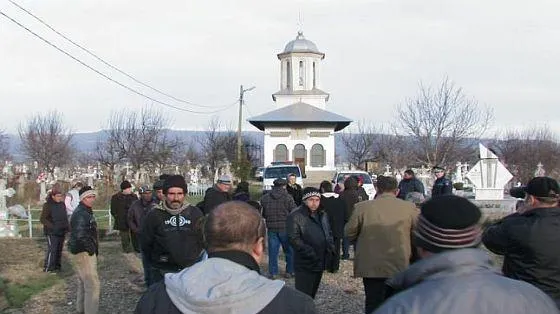 Scene de groază la o înmormântare. Doi bărbaţi au tras cadavrul din sicriu şi au plecat cu el