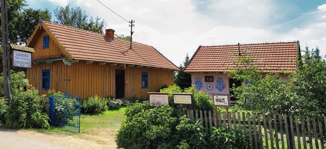 Satul, unic în lume, unde toate casele sunt pictate cu motive florale