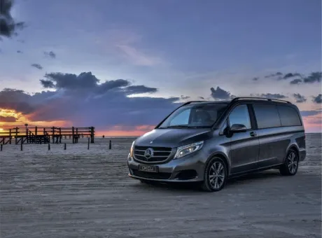 Au transformat un Mercedes V-Class într-un birou de afaceri. Confort şi eleganţă de 5 stele