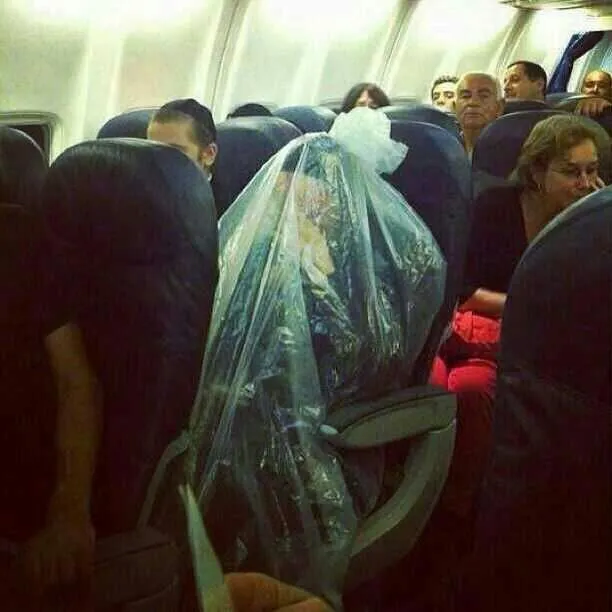 Pasagerii s-au ÎNGROZIT în avion când au văzut cum călătoresc aceşti oameni. Poziţii REVOLTĂTOARE