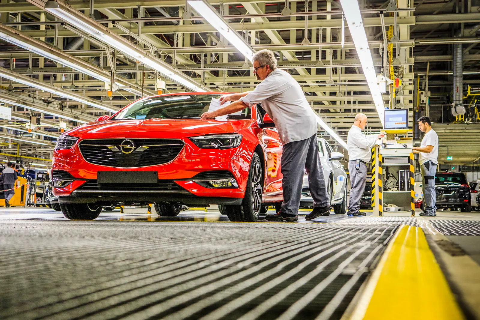 Opel a schimbat total faţa modelului Insignia. Cum arată acum rivalul Passat-ului