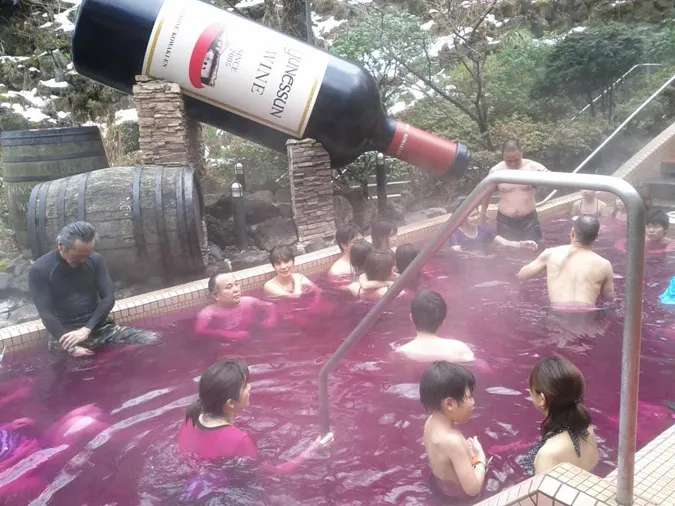 Cum arată singurul SPA din lume în care oamenii înoată în VIN. Se bălăcesc în bazine "alcoolice"