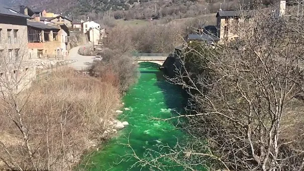 Râul verde din Pirinei a creat panică în rândul turiștilor. "A fost un experiment?"