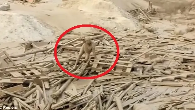 Imagini șocante! O femeie se zbate să scape de moarte după alunecările de teren din Peru