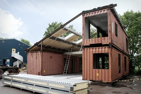 A ridicat o casă din CONTAINERE.A primit oferte de milioane de dolari pe ea şi tot nu vrea s-o vândă