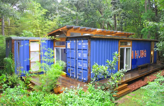 Au găsit CONTAINERE aruncate în pădure. Le-au pus cap la cap şi a rezultat o casă INCREDIBILĂ