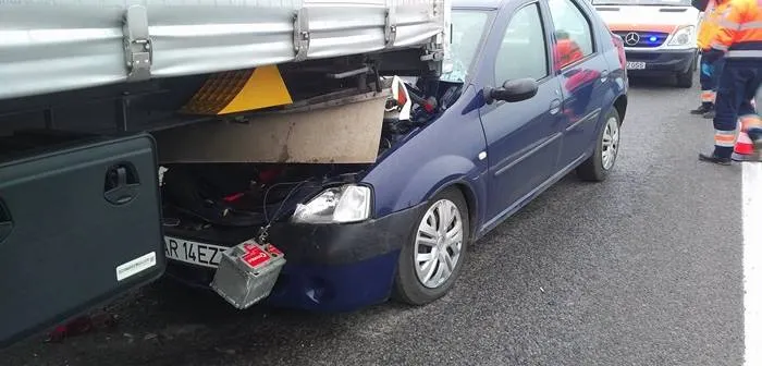 Au intrat cu maşina sub un TIR la Timişoara! Urmarea este aproape incredibilă - FOTO