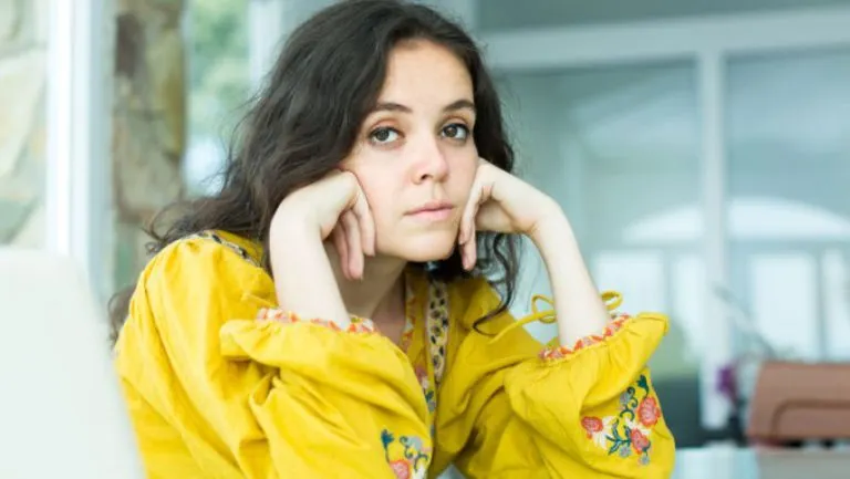 Povestea tristă a tinerei care are alergie la emoţii. Poate muri oricând dacă se bucură prea mult