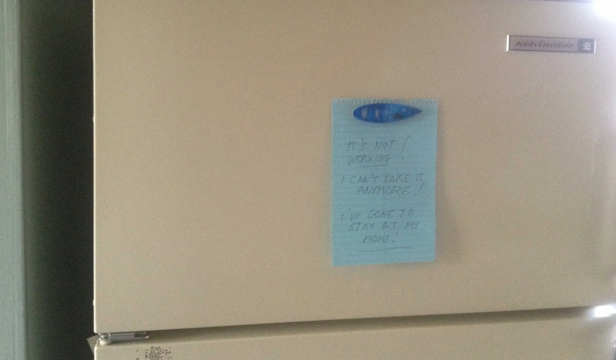 Au găsit un bileţel pe frigider de la foştii proprietari. Scrisoarea te va emoţiona 