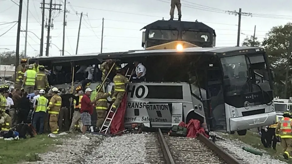 Accident cumplit: un tren de marfă a lovit un autobuz cu pasageri