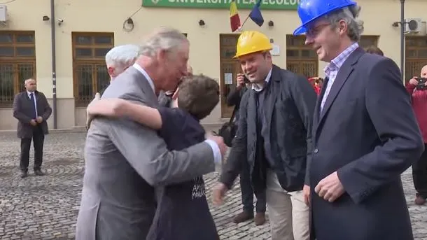 Prințul Charles, gest surprinzător. A îmbrățișat un copil în București, deși nu avea voie