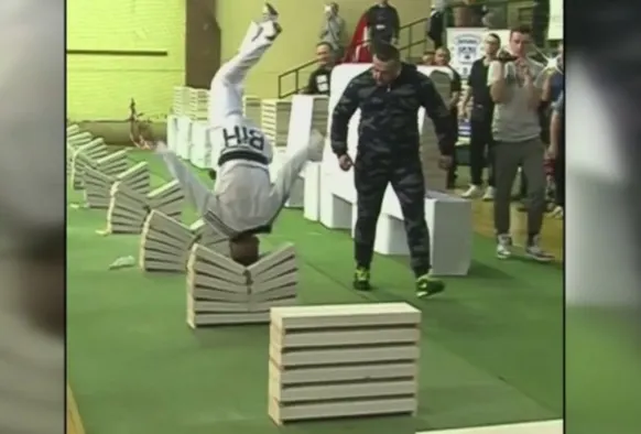 Record absolut! La 16 ani, a spart 111 blocuri CU CAPUL! Execuţie fabuloasă de Taekwondo