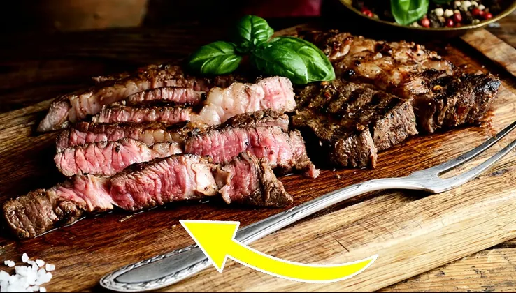 Sucul roşu provenit din carne nu este sânge. Iată ce este acest lichid
