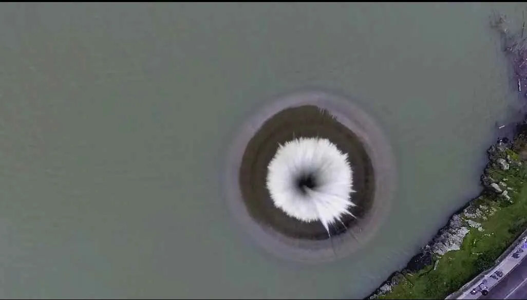 Fenomen bizar într-un lac de acumulare! Apa a început să se scurgă. Imaginile sunt HIPNOTIZANTE