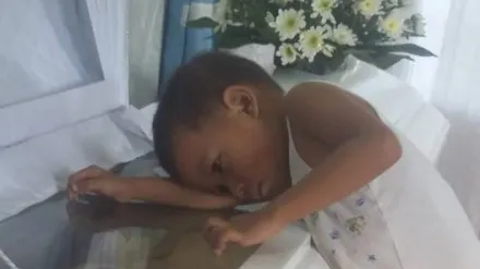 Copilul a lipit urechea de sicriul mamei, s-a întors și a spus un singur lucru. Familia a înghețat