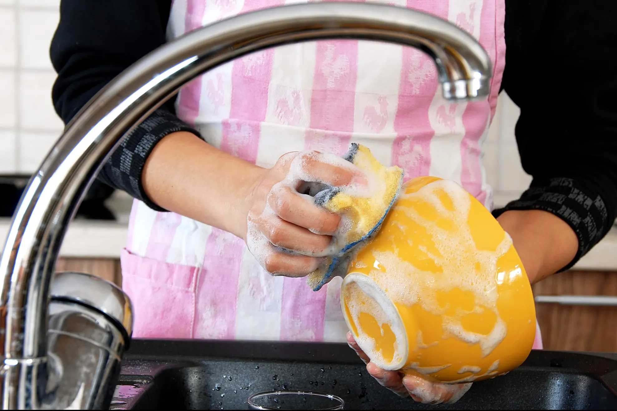 Cum să cureți vasele pătate de mâncare în câteva clipe, fără detergent