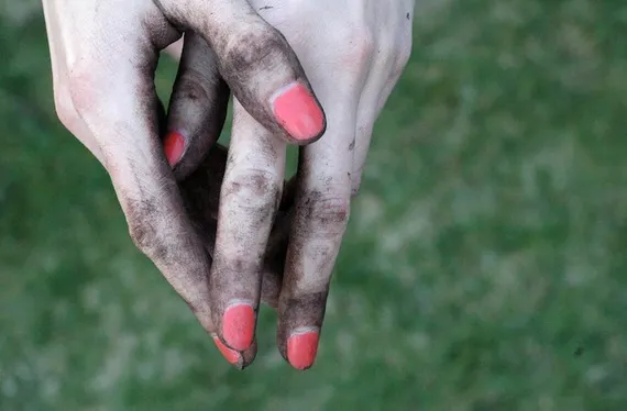 Sclavie în afara graniţei. Povestea româncelor care acceptau abuzuri sexuale ca sa nu moara de sete
