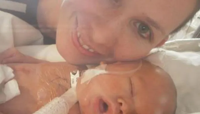 Bebeluşul a stat 12 ore în sicriu, până când mama lui a făcut descoperirea 
