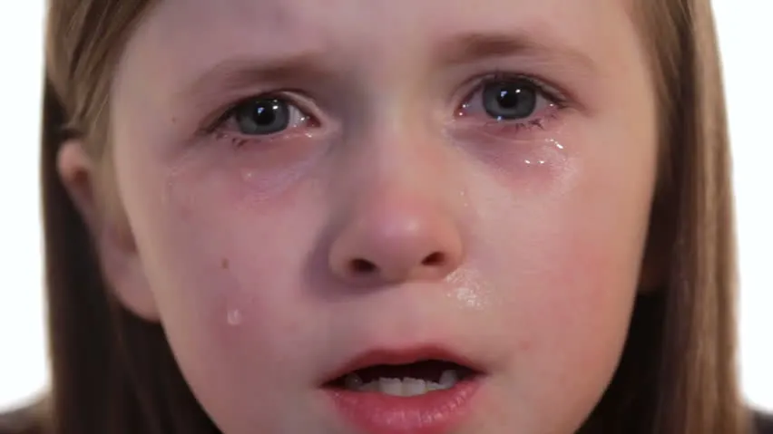 Emoţionant! Ce a întrebat-o o fetiţă pe mama ei, după ce mâinile i-au fost amputate