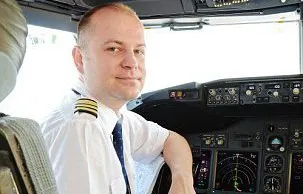 Pilotul s-a îmbătat și a leșinat în cabina avionului. Ce a urmat după ce l-au găsit stewardesele