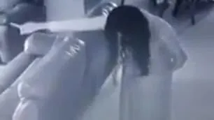 Imagini horror surprinse de camerele video! Ce făcea menajera unei familii în timpul nopţii