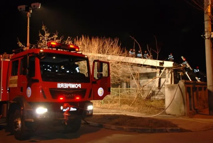 INCENDIU DEVASTATOR la sala de sport a unei şcoli din Brăila