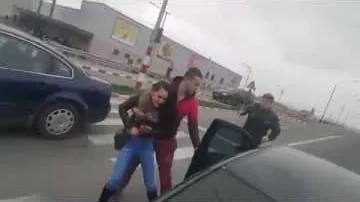 Fiul unui afacerist şi-a bătut iubita în plină stradă, în timp ce împărţea invitaţii de botez