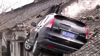 Imagini de râsu-plânsu. O mașină a rămas blocată pe acoperișul unei case