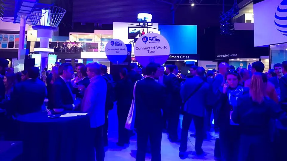 Mobile World Congress. Rochia de mireasă care îşi schimbă culoarea