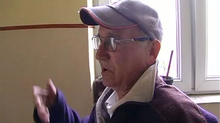 Un bărbat fără picioare urcă zilnic zeci de trepte. Imagini cu impact emoţional