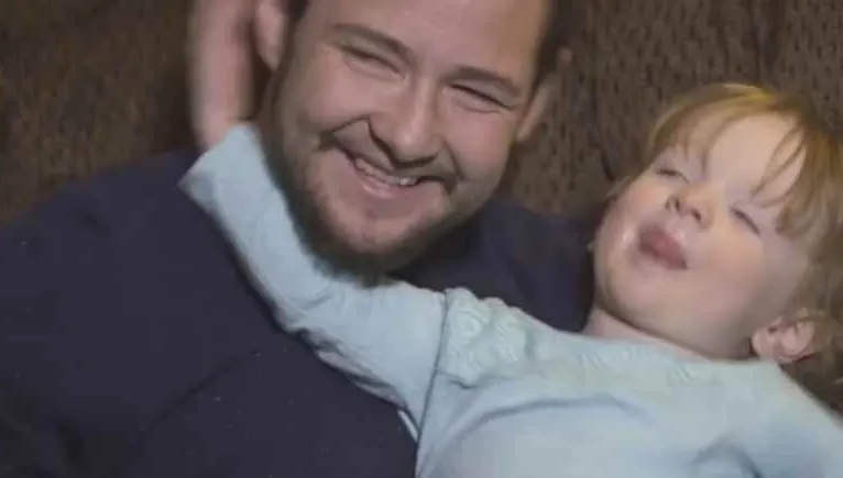 Povestea cutremurătoare a bărbatului care a NĂSCUT. Cum a fost posibil acest lucru