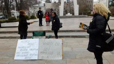 Protest #rezist prin lectură în Galaţi. Ce au pregătit manifestanţii