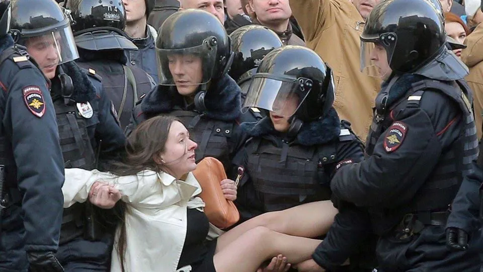 Mișcarea #Rezist se alătură protestelor din faţa ambasadei Rusiei de la Bucureşti