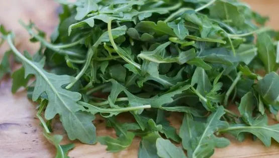 A cumpărat RUCOLA dintr-un supermarket. Când s-a uitat pe etichetă a rămas şocat: Nu se poate!