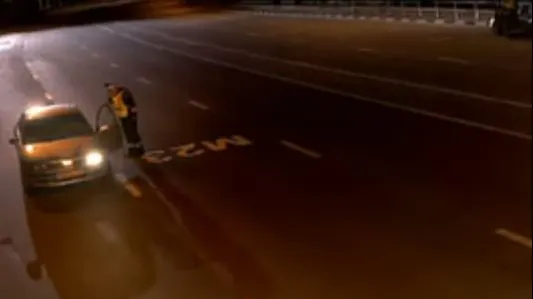 Polițiștii au oprit o mașină care mergea cu viteză. Brusc, în spatele lor a apărut ceva terifiant