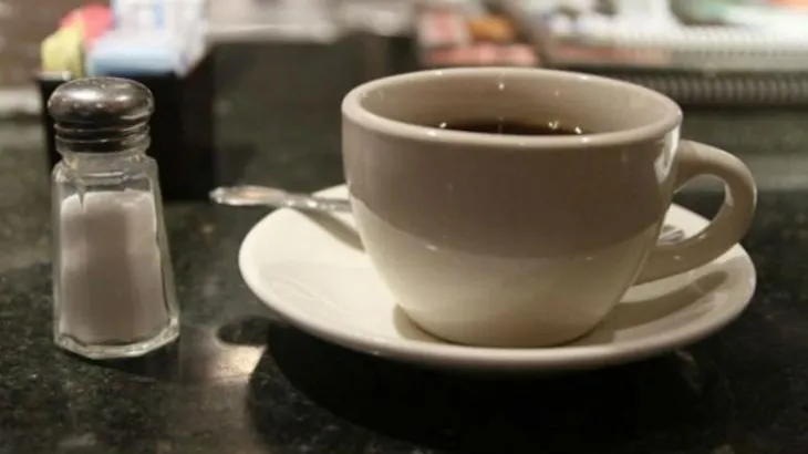 Truc genial! De ce este bine să pui sare în cafea