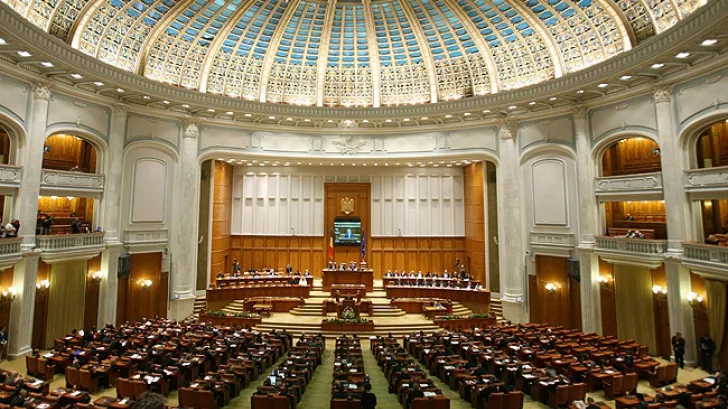 Dezbateri cu glume și băuturi fine, la ceas târziu în noapte, pe Legea carantinei
