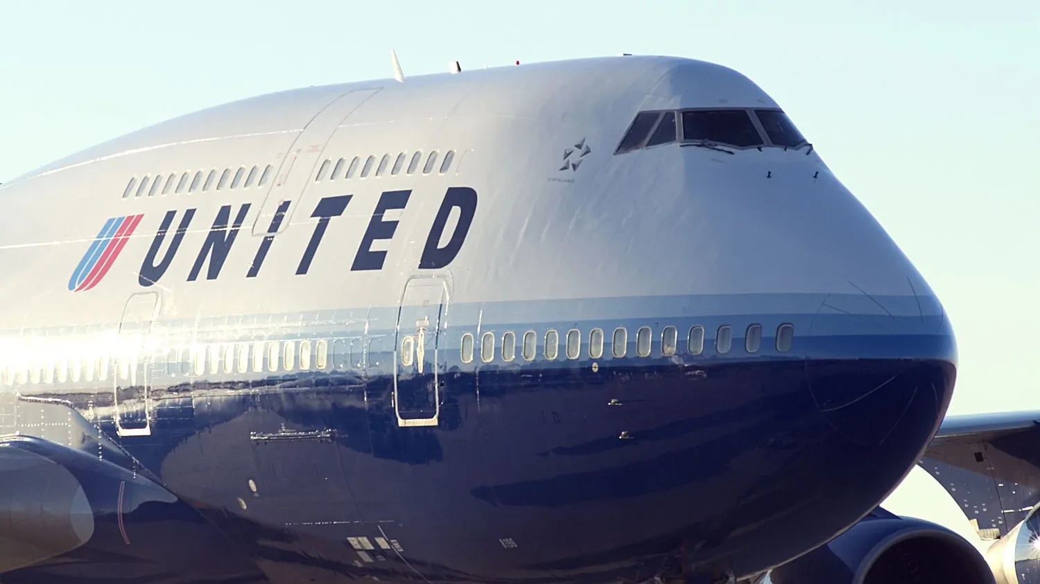 Colanții interziși în avion. O nouă controversă stârnește furtună în social media